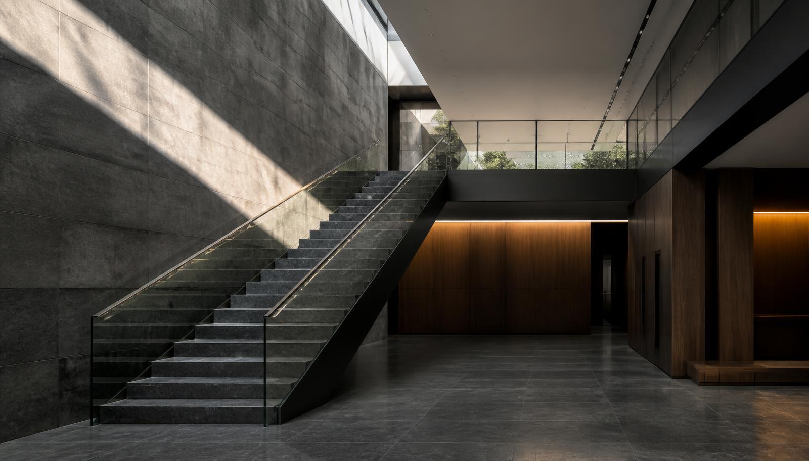 Interior corporativo contemporâneo com escada arquitetônica e luz natural